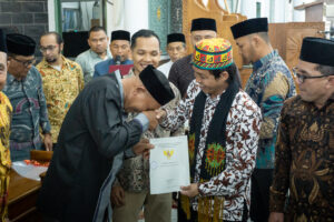 Wakil Menteri Agraria dan Tata Ruang menyerahkan sertipikat tanah wakaf di Mesjid Baiturrahman Aceh